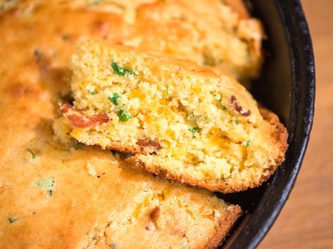 Cheddar, Bacon, and Scallion Cornbread Leftover Cornbread, Thanksgiving Bread, Cheddar Cornbread, Bacon Crisps, Moist Cornbread, Corn Casserole Recipe, Cornbread Recipe, Corn Bread Recipe, Bacon Cheddar