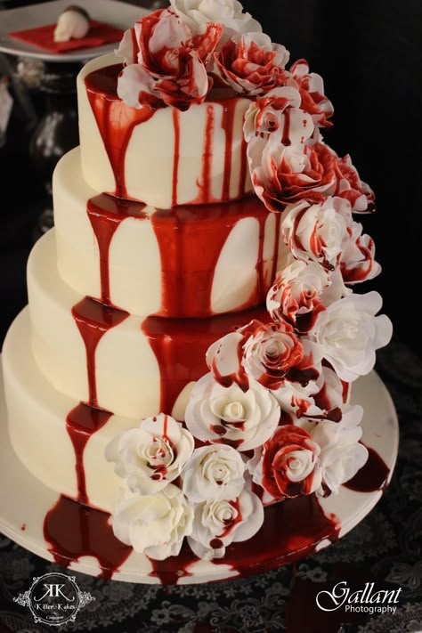 Creepy Wedding Cake, Scream Themed Wedding, Scary Wedding Theme, Zombie Wedding Cake, Black Red Wedding Cake, Wedding Cakes Gothic, Gothic Wedding Desserts, Red Black Wedding Cake, Gothic Cake Wedding