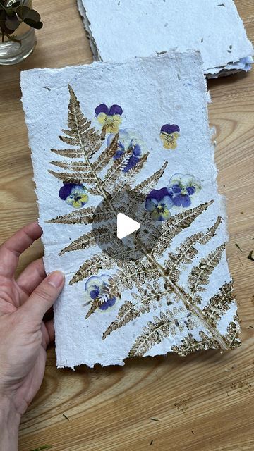 Paper Making Ideas Homemade, Paper Making Ideas, Hammer Flowers, Hammered Flowers, Herbarium Art, Mixed Media Art Projects, Pressed Flower Crafts, Mixed Media Cards, Teal Flowers