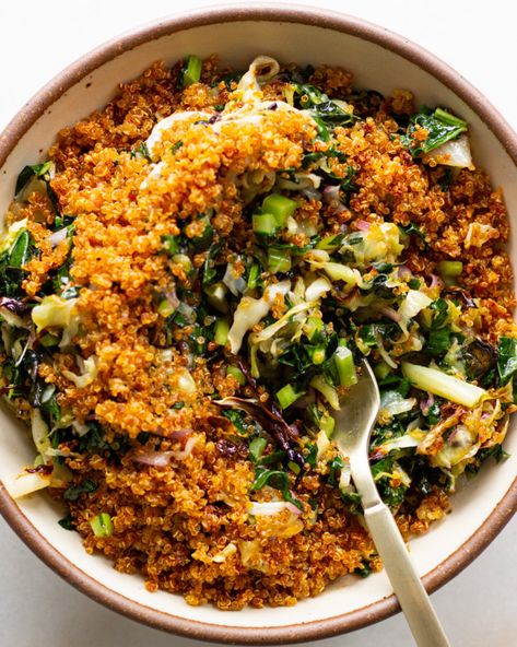 Crispy Quinoa, Baked Kale, Kale Salad Recipes, Warm Salad, Vegetarian Cabbage, Slaw Recipes, Winter Vegetables, Kale Salad, Quinoa Recipes