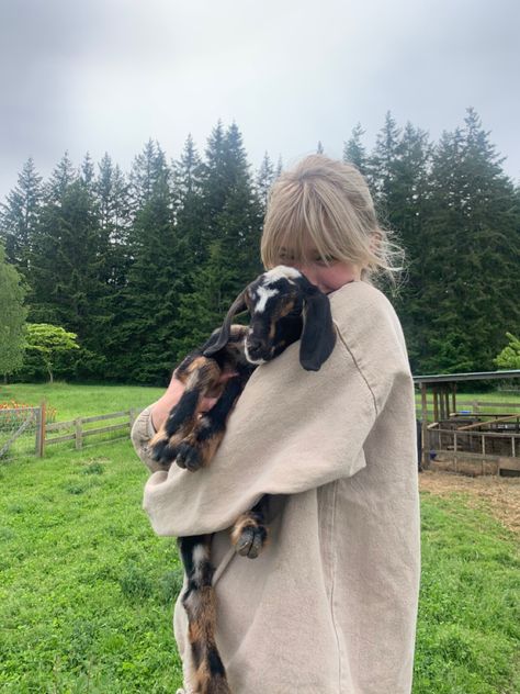 Farm Pictures Instagram, Pet Goat Aesthetic, Goat Yoga Pictures, Baby Goat Photoshoot, Cute Goat House Ideas, Photoshoot With Goats, Cute Farming Outfits, Alpaca Farm Aesthetic, Farm Animal Photoshoot