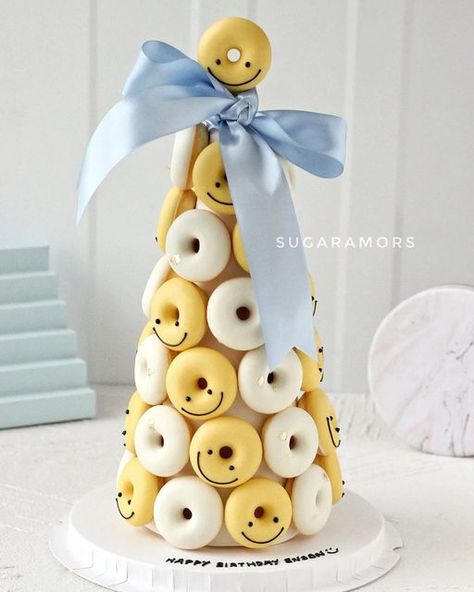 SugarAmors on Instagram: "Smiley face Donut Tower 💙💛" Donut Decorating Ideas, Fancy Donuts, Donut Cupcakes, Donut Tower, Donut Flavors, Cake Pop Designs, Candy Land Birthday Party, Donut Dessert, Donut Decorations