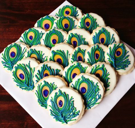 Peacock cookies Peacock Cookies, Feather Cookies, Peacock Cakes, Peacock Cake, Bird Cakes, Sugar Cookie Designs, Pretty Cookies, Fancy Cookies, Cookie Frosting