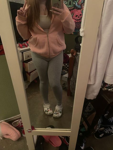 8d420fa35754d1f1c19969c88780314ddesc54852333ri Latina Comfy Outfit, Outfit Idea Leggings, Cute Fits Leggings, Outfits With Pink Jacket, Cute Outfits With Grey Leggings, Outfits With Gray Leggings, Grey Leggings Outfit Baddie, Black Leggings Outfit Baddie, Outfits With Grey Leggings