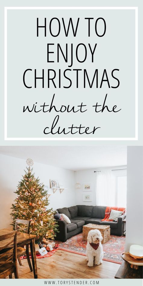 How to have a simple christmas. How minimalism can help you love Christmas. Enjoy christmas without the clutter. Clutter-free christmas decor. Holiday decor without the clutter. Ways to simplify Christmas in 2021. How to simplify the holidays. Simplify your life before the holidays. Uncluttered Christmas Decor, Less Is More Christmas Decorating, Christmas Present Decoration, Simplify Christmas, A Simple Christmas, Simple Living Lifestyle, Minimalist Christmas Decor, Vintage Christmas Wrapping Paper, Declutter Home