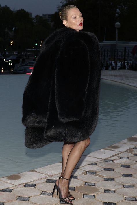 Fur Coat Outfits, Fur Coat Outfit, Black Fur Coat, The Eiffel Tower, Coat Outfits, Fur Fashion, Kate Moss, Winter Fashion Outfits, Mini Black Dress