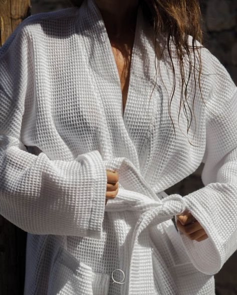 “Wrap yourself in the simplicity of slow living with our 100% cotton waffle bathrobe. A perfect blend of comfort and elegance for your daily rituals.” Discover yours on our website and embrace the art of relaxation. #slowliving Waffle Fabric, Daily Rituals, Square Meter, Vs Pink, Waist Tie, Waffles, Relaxation, Bath And Body, Relaxed Fit