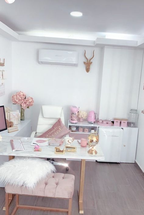 Nail Salon Pink Interior, Pink Nails Studio, Pink Nail Room Ideas Home, Nail Salon Design Small Home, Nail Salon Interior Design Small Space, Small Nail Suite Ideas, Pink Nail Salon Ideas, Small Home Nail Salon Ideas, Home Nail Salon Ideas Small Spaces Interior Design