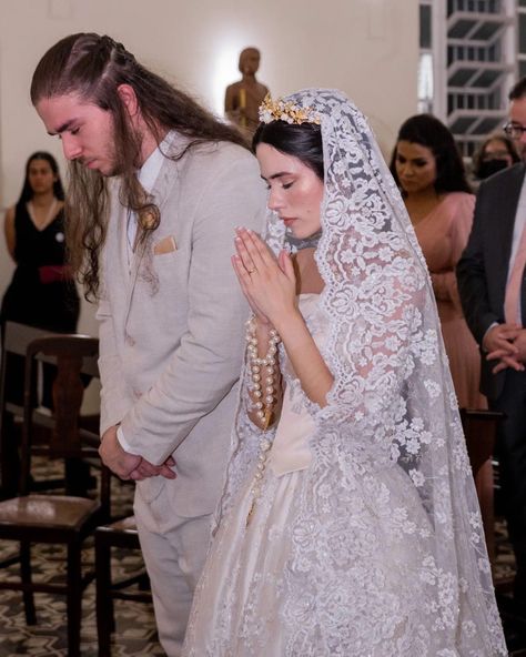 Mantilla Veil Wedding With Crown, Traditional Wedding Dress With Veil, Mantilla Veil With Tiara, Wedding Veils Mantilla, Catholic Wedding Dresses Traditional, Virgin Mary Wedding Dress, Modern Veil Wedding, Catholic Veil Wedding, Wedding Dresses Catholic