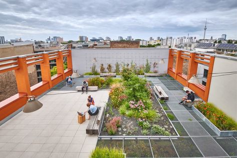 In the heart of the district of Berlin-Kreuzberg, the commercial facilities in Prinzessinnenstraße were redeveloped and supplemented with a new building. In the middle of the popular neighbourhood and yet quietly located, the open spaces of the complex extend over 5 backyards and a roof terrace. By redefining the open spaces, the design provides answers […] Landscape Architecture Diagram, Atrium Design, Building Roof, Shade Perennials, New Building, Architecture Concept Drawings, Exposed Concrete, Terrace Design, Rooftop Garden