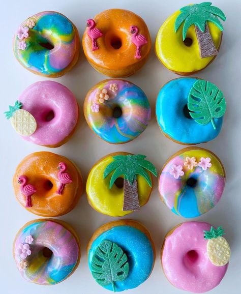 Hawaii Themed Desserts, Hawaiian Theme Treats, Tropical Pool Party Food, Moana Pool Birthday Party, Tropical Donut Ideas, Pool Party Treats, Donut Business, Hawaiian Birthday Cakes, Birthday Desert