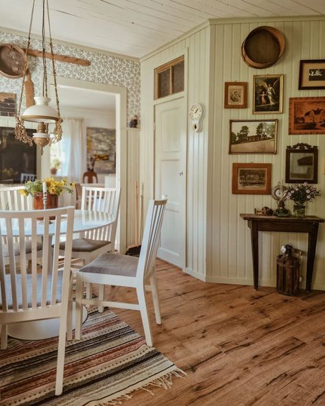 my scandinavian home: Step Inside Höda’s Creative Swedish Farmhouse Swedish Cottage Interior Nordic Style, Swedish Decorating Ideas, Swedish House Interior, Swedish Cottage Interior, Scandinavian Cottage Interior, Danish Farmhouse, Finnish Cottage, English Countryside Aesthetic, Scandinavian Country Style