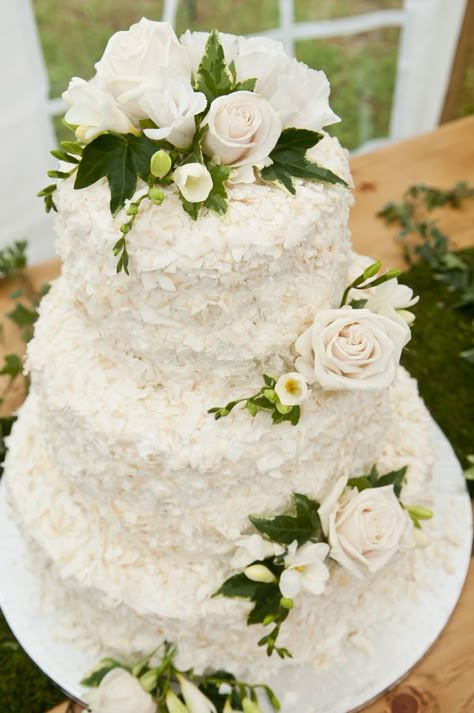 enchanted forest-inspired wedding cake    WITH SOME GOLD LEAVES--NO ROSES AND ADD A COUPLE PINE CONES, SUPER CUTE I LOVE HOW THE FROSTING LOOKS Coconut Wedding Cake, Willow Tree Cake Topper, Coconut Wedding, Cake Beautiful, Funny Wedding Cakes, Funny Wedding Cake Toppers, Enchanted Forest Wedding, Wedding Cake Flavors, Enchanted Wedding