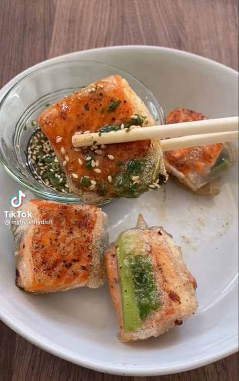 Salmon Recipes Appetizer, Salmon In Rice Paper, Salmon Rice Paper Bites, Rice Paper Salmon Bites, Fry Rice Paper, Fire Cracker Salmon, Asian Seafood Recipes, Dinner Aesthetic Food, Salmon Snack