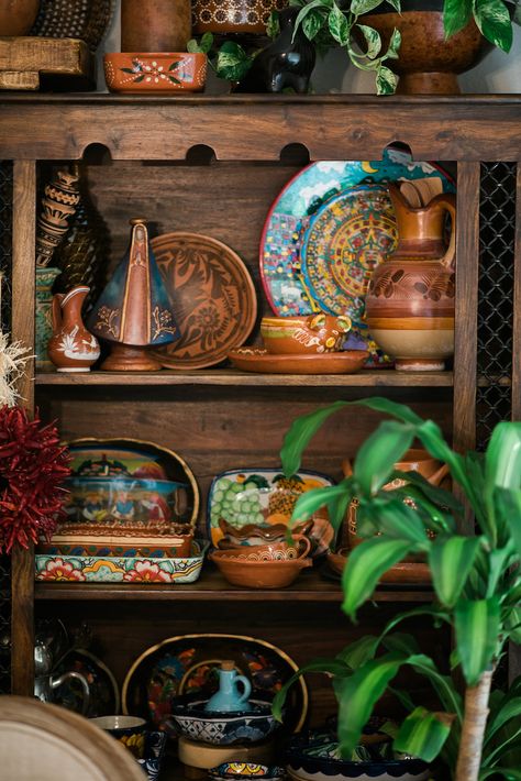 Latino Kitchen Decor, Spanish Pottery Decor, Mexican China Cabinet, Mexican Shelves, New Mexican Decor, Traditional Mexican Decorations, Mexican Kitchen Utensils, Mexican Household Aesthetic, Vintage Mexican Home Decor