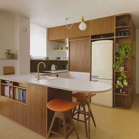 20 Sqm Living Room Kitchen, Small Apartment Mid Century, Mid Century Tiny Apartment, Mid Century Small Apartment, Mid Century Tiny House, 26sqm Condo Interior Design, Mid Century Studio Apartment, Retro Studio Apartment, Small Mid Century House