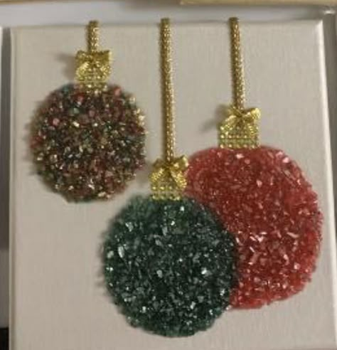 Crushed Glass Crafts Projects, Christmas Resin Art, Resin Art Christmas Ideas, Crushed Glass Christmas Ornaments, Glass Gem Christmas Tree Crafts, Christmas Crushed Glass Art, Christmas Resin Crafts, Crushed Glass Resin Art, Christmas Trees In Glass And Resin