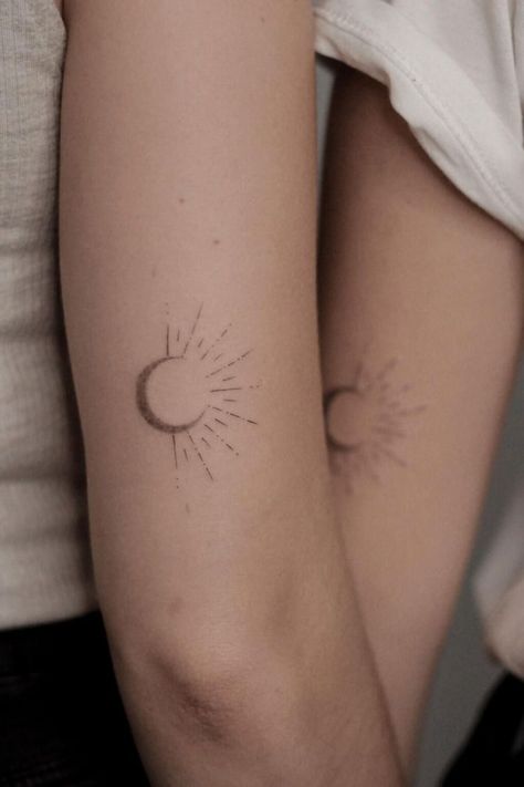 38 Amazing Small Sun and Moon Tattoo Ideas Sonne Mond Tattoo, Zee Tattoo, Traditional Sun Tattoo, Siblings Tattoo, Rising Sun Tattoos, Sun And Moon Tattoos, Eclipse Tattoo, Tattoo Sonne, Partner Tattoos