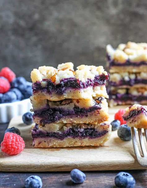 These Paleo Blueberry Pie Crumb Bars are simple to make and so delicious. A shortbread crust, thick layer of blueberries, and a crumble topping. These layered bars are gluten free, dairy free, vegan, and naturally Cheesecake Crumble Bars, Cheesecake Crumble, Blueberry Crumb Bars, Blueberry Pie Bars, Easy Blueberry Pie, Blueberry Crumble Bars, Blueberry Cheesecake Bars, Blueberry Bars, Crumb Bars