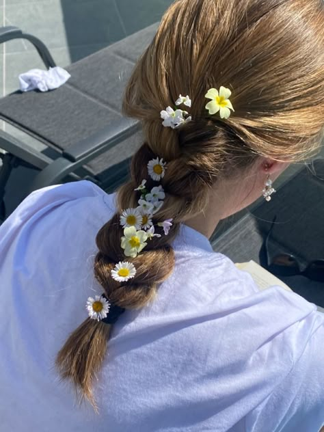 Daisy In Hair Aesthetic, Flowers In Hair Aesthetic, Braid With Flowers, Crochet Bandana Pattern, Flower Braids, Bandana Pattern, Hairstyles 2024, Crochet Bandana, Hairdos For Curly Hair