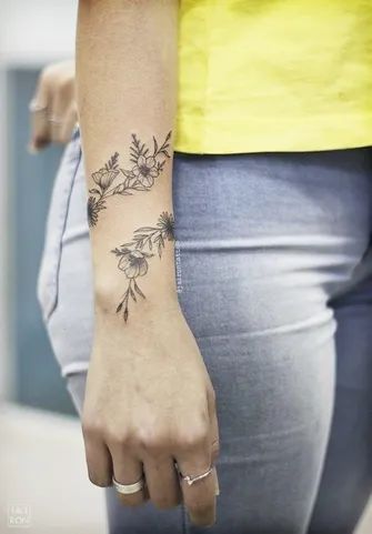 40 Delicate Wrist Tattoo Ideas For Sensitive Folks Dr Tattoo, Arm Wrap Tattoo, Wrap Around Wrist Tattoos, Wrist Bracelet Tattoo, Tato Tradisional, Small Wave Tattoo, Simple Wrist Tattoos, Tattoo Band, Wrap Around Tattoo