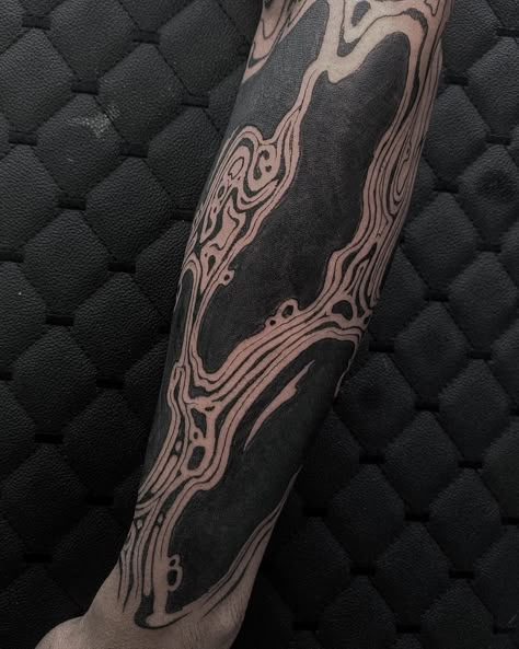 ✖️ORGANIC BLACKOUT✖️ #tattoo #curitiba #cwb #viral #blackout #tatuagem Blackout Tattoo Sleeve, Arm Blackout Tattoo, Blackout Tattoo Women Arm, Blackout Hand Tattoo, Forearm Blackout Tattoo, Blackout Geometric Tattoo, Organic Tattoo, Blackout Tattoo, Neck Tattoos Women