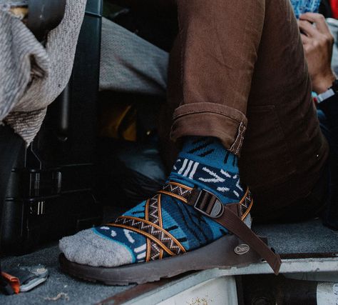 Men's fall Chaco style.  #sockos Camping Style Outfit, Chaco Outfit, Granola Boy Outfits, Chacos Outfit, Camping Style Clothes, Granola Boy, Granola Outfits, Granola Style, Mens Outdoor Fashion