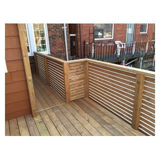 Pressure treated horizontal deck railing. Horizontal Deck Railing Privacy Walls, Cedar Deck Railing, Horizontal Deck Railing Ideas, Horizontal Deck Railing, Wood Balcony, Deck Railing Diy, Cabin Decks, Deck Handrail, Deck Rails