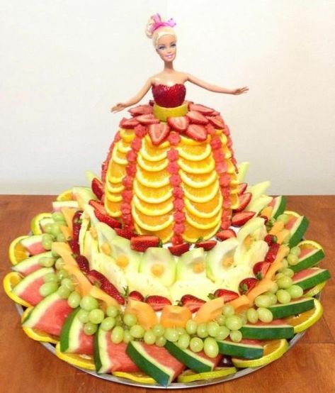 Barbie doll dress fruit tray, best fruit & veggie vegetable tray ideas, fun fruit and veggie ideas, fun food for kids, healthy snacks for kids parties, kid party food, fun holiday food, fruit & veggies for holidays parties celebrations special occasions, fun fruit vegetable platters ideas Salad Display, Fruit Birthday Cake, Fresh Fruit Cake, Fruit Creations, Fruit Platter Designs, Fruit Platters, Fruit Trays, Decorações Com Comidas, Vegetable Platter