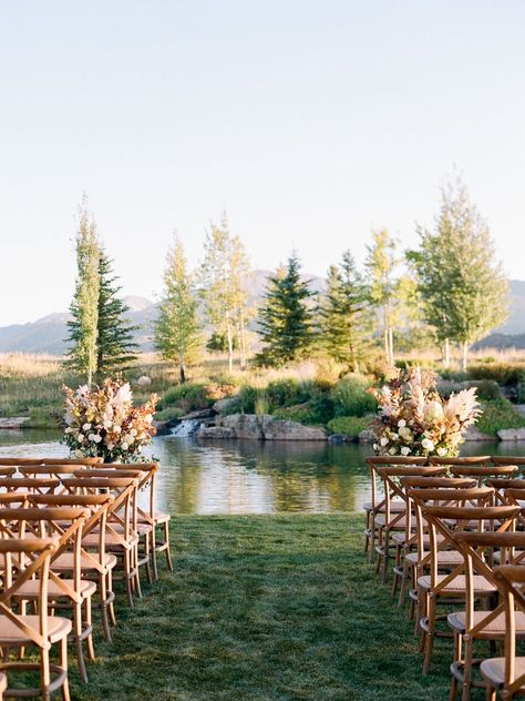 Rustic-chic backyard Colorado wedding ceremony set-up at a private residence in Aspen, Colorado. Dream turned reality by Florist- Bare Root Fiora, Planner- Bluebird Productions and Photographer- Rachel Havel Photography. Natural Fall Wedding, Chic Fall Wedding, Pond Wedding, Wedding Estate, Fall Backyard, Fall Wedding Ceremony, Events Place, Cottage Wedding, Farm Wedding Venue