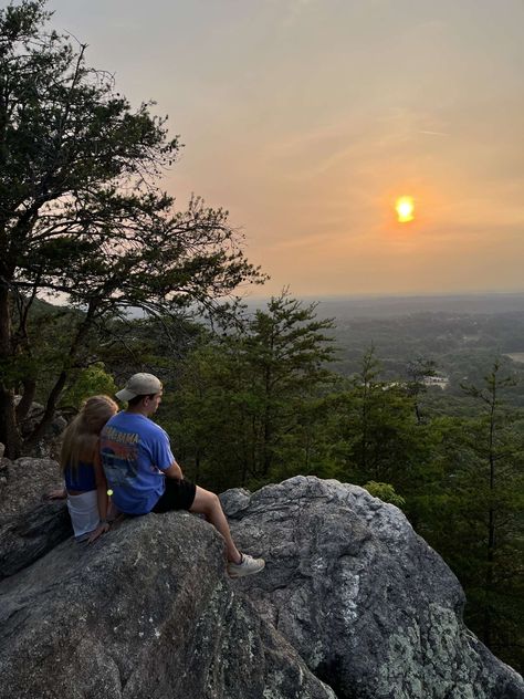 Couples Hike Aesthetic, Couple Hiking Poses, Cute Couple Camping, Cute Hiking Pictures Couple, Couples Watching Sunset Aesthetic, Mountains Couple Pictures, Couples Camping Aesthetic, Hiking Date Aesthetic, Hiking With Boyfriend