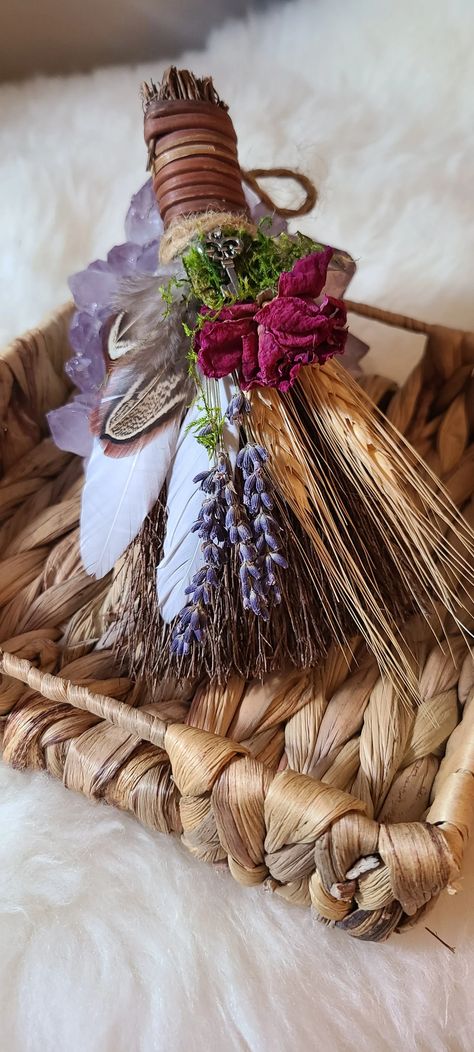 Besom Witch Broom Altar Broom Mini Cinnamon Broom Green - Etsy Grass Craft, Dried Flower Decor, Witches Brooms, Cinnamon Broom, Pagan Nature, Fall Moodboard, Sage Wands, Expo Ideas, Witchy Kitchen