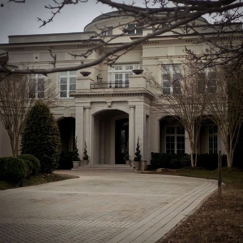 Mikaelson Mansion, Dark Mansion, Tvd Aesthetic, Mansion Aesthetic, The Mikaelsons, Mansion Exterior, Aesthetic Doctor, Kol Mikaelson, Damon And Stefan