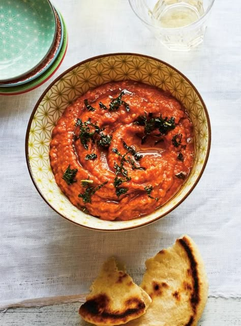 Recette de caviar d'aubergine tomates de Ricardo. L’inspiration à l’origine de cette compotée est le zaalouk marocain. Eggplant Caviar, Aubergine Recipe, Homemade Pita Bread, Caviar Recipes, Caviar D'aubergine, New Years Eve Food, Moroccan Food, Fun Easy Recipes, Tapenade