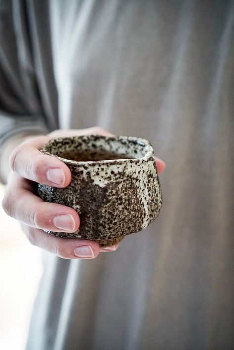 Japanese Mugs Ceramic Pottery, Japanese Pottery Handmade, Cup Ceramic Design, Japanese Pottery Wabi Sabi, Spring Ceramics, Ceramic Photography, Japanese Ceramics Pottery, Earth Ceramics, Clay Workshop