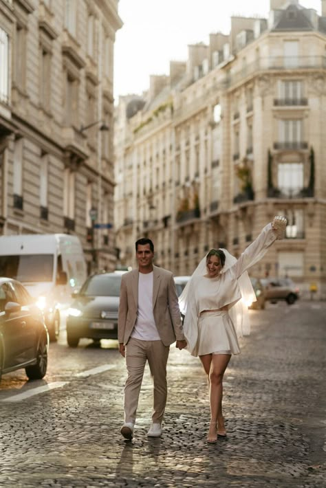 Street Wedding Photography Photo Ideas, Street Engagement Photoshoot, Street Pre Wedding Photography, Pre Wedding Street Photo Ideas, Street Photography Wedding, Paris Pre Wedding Shoot, Wedding Pre Shoot Ideas, Street Pre Wedding, Street Wedding Photoshoot