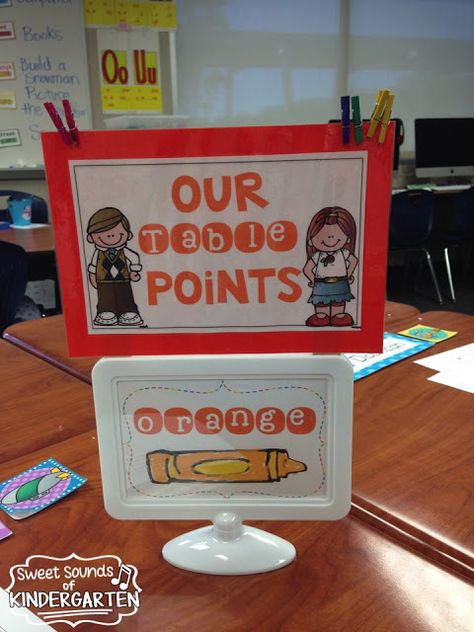 Sweet Sounds of Kindergarten : Managing Centers in Kindergarten! Classroom Table Signs, Centers In Kindergarten, Kindergarten Tables, Kindergarten Reading Centers, Table Points, Reward System For Kids, Kindergarten Organization, Teaching Classroom Management, Classroom Management Strategies