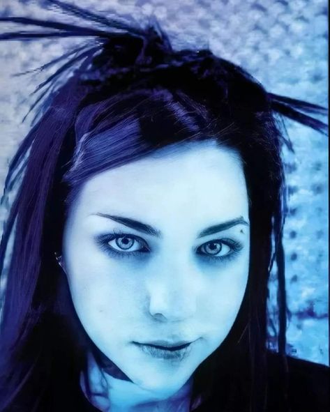 Fallen Evanescence, Evenessence Amy Lee, Amy Lee Hairstyles, Amy Lee Pfp, Evanescence Drawing, Evanescence Makeup, Amy Lee 2000's, Amy Lee Makeup, Amy Lee Hair