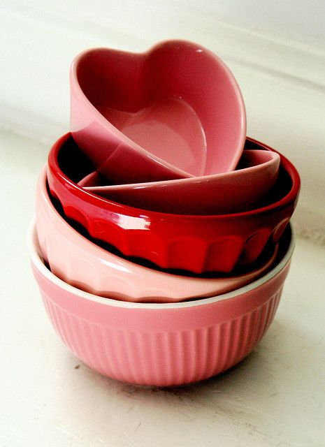 red and pink Heart Kitchen, Vibeke Design, Pink Bowls, Heart Dish, Pink Kitchen, Cute Kitchen, Tickled Pink, Everything Pink, Mixing Bowls