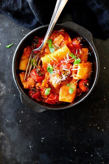 Bell Pepper Pasta, Serving Dumplings, Tomatoes Roasted, Roasted Red Pepper Pasta, Spring Pasta, Pasta Noodle Recipe, Cherry Tomato Pasta, Vegetarian Pasta Recipes, Tuna Pasta