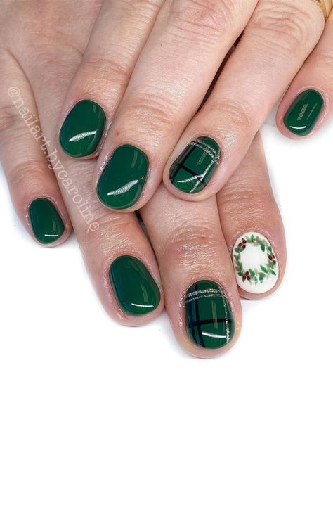 Wreath Nails, Festive Nail Colors, Chasing Daisies, Nail Ideas For 2023, Emerald Green Nails, Plaid Nail Designs, Belle Nails, Green Nail Designs, Plaid Nails