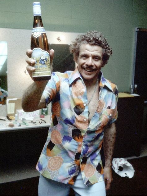 @HistoryInPix : Happy Birthday to Jerry Stiller! Here he is back in the day 1974. https://t.co/RMhptGgie4 Jerry Stiller, King Of Queens, Ben Stiller, Shirley Jones, The Emmys, Glamour Shots, Mark Hamill, Sean Connery, Carrie Fisher