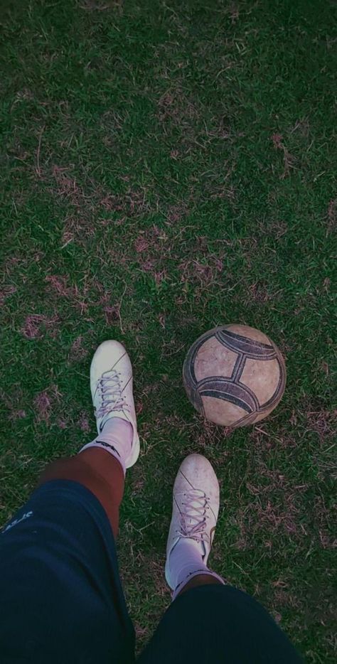 Football Pfp Aesthetic, Best Soccer Shoes, Futsal Football, Cristiano Ronaldo Lionel Messi, Endurance Workout, Snap Friends, Shoes Photo, Playing Football, Football Boys