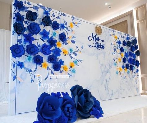 Paper Flower Backdrop Wedding, Flower Backdrop Wedding, Flower Wall Backdrop, Wedding Reception Locations, Paper Flower Backdrop, Wedding Stage Decorations, Paper Flower Wall, Giant Flowers, Giant Paper Flowers