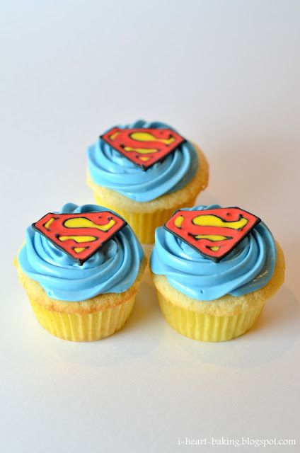 Superman Cupcakes, Blackberry Cake Recipe, Superman Birthday Party, Heart Baking, Superman Cakes, Superman Party, Blackberry Cake, Superman Birthday, Superhero Birthday Cake