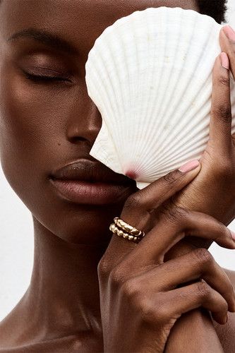 Amsterdam Vintage, Seashells Photography, Beauty Shooting, Jewelry Mood Board, Beach Editorial, Ad Photography, Beauty Video Ideas, Pearl Beach, Jewelry Editorial