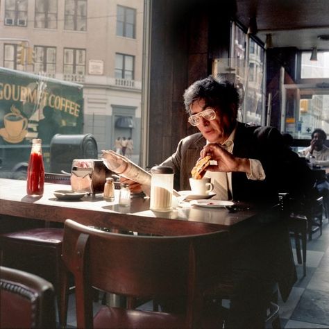 30 Nostalgic Photographs of New York in 1980s Janet Delaney, Sandwich For Breakfast, New York People, Houston Street, New York Graffiti, Berkeley California, New York Subway, New York Art, Vintage New York