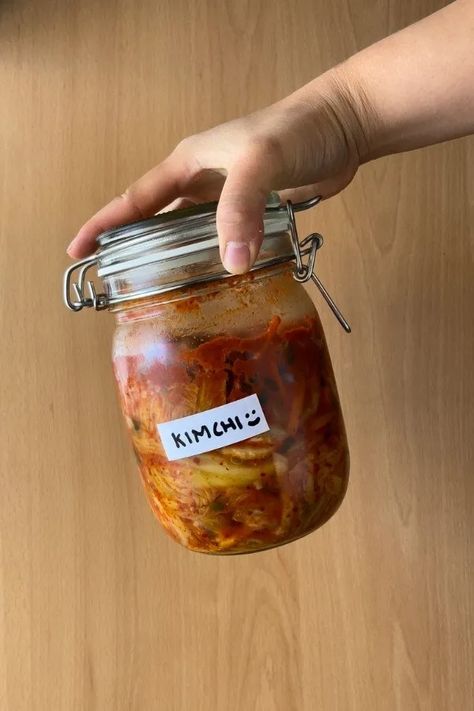 En esta receta te explico cómo preparar Kimchi Casero paso a paso, ¡para que te quede incluso más rico que en los restaurantes coreanos! Kiss The Cook, Dessert Drinks, Kimchi, Kyoto, Ramen, Dessert Recipes, Kiss, Drinks, Quick Saves