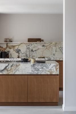 No Upper Cabinets, Kitchen With Marble, Kitchen Backsplash Trends, Backsplash Trends, Stained Glass Table Lamps, Marble Kitchen, Marble Counter, Kitchen Design Trends, Kitchen Marble