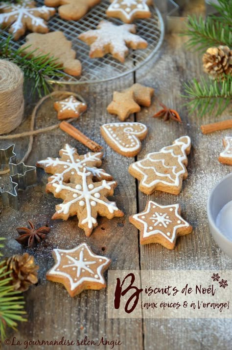 recettes biscuits de noel Cinnamon Christmas Cookies, Christmas Food Photography, Christmas Biscuits, Easy Cream, Vegan Soup Recipes, Spice Cupcakes, Cinnamon Cream Cheese Frosting, Vegan Christmas, Xmas Food